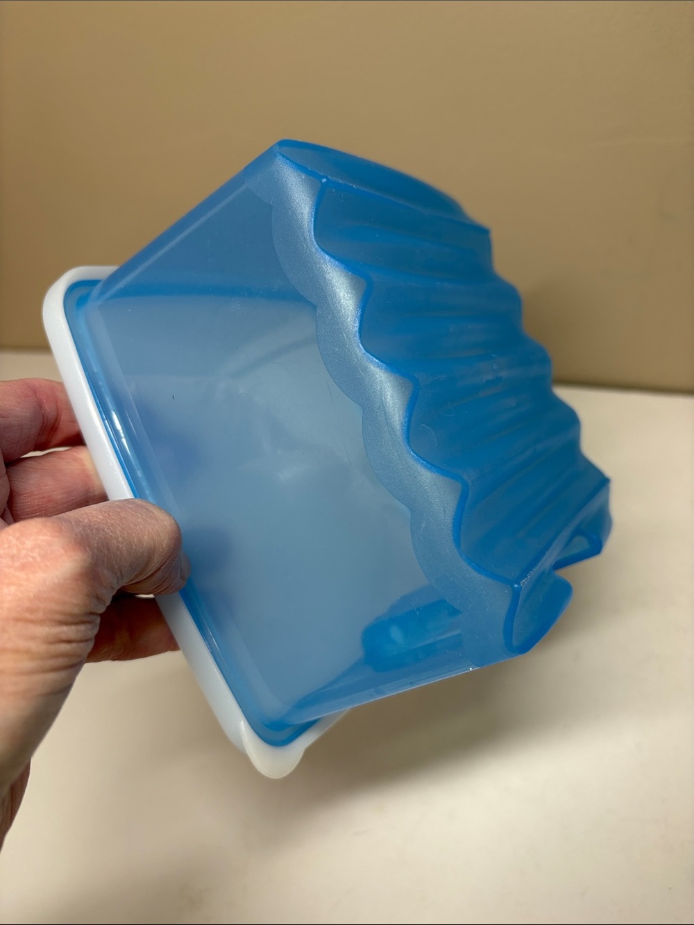 Tupperware Wave-Pattern FridgeSmart Vented Container with Lid - Picture 4 of 12